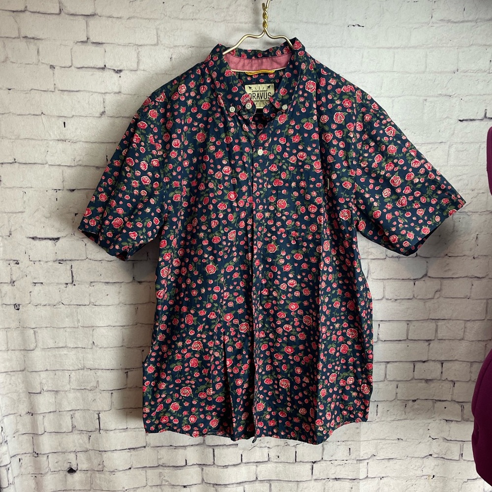 Dravus size large short sleeve button down shirt navy with red roses